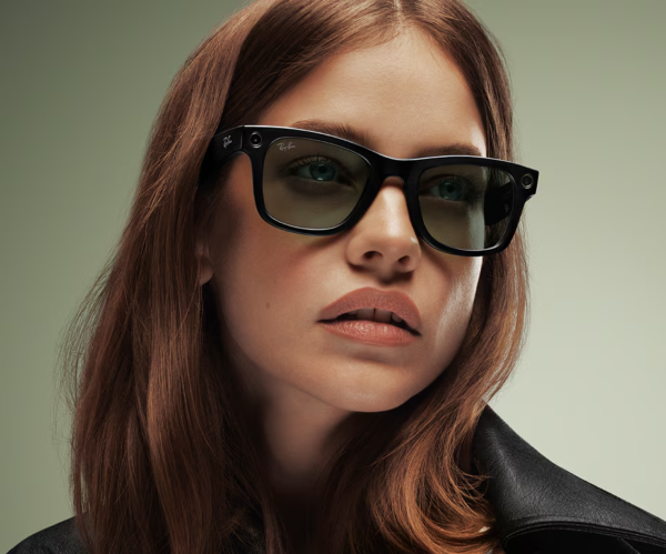 Ray-Ban Meta Wayfarer (Gen 2) Shiny Black AI Glasses with Green Transitions® Lenses - Attēls 4