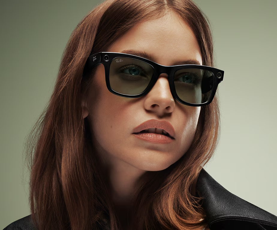 Ray-Ban Meta Wayfarer (Gen 2) Shiny Black AI Glasses with Green Transitions® Lenses - Attēls 4